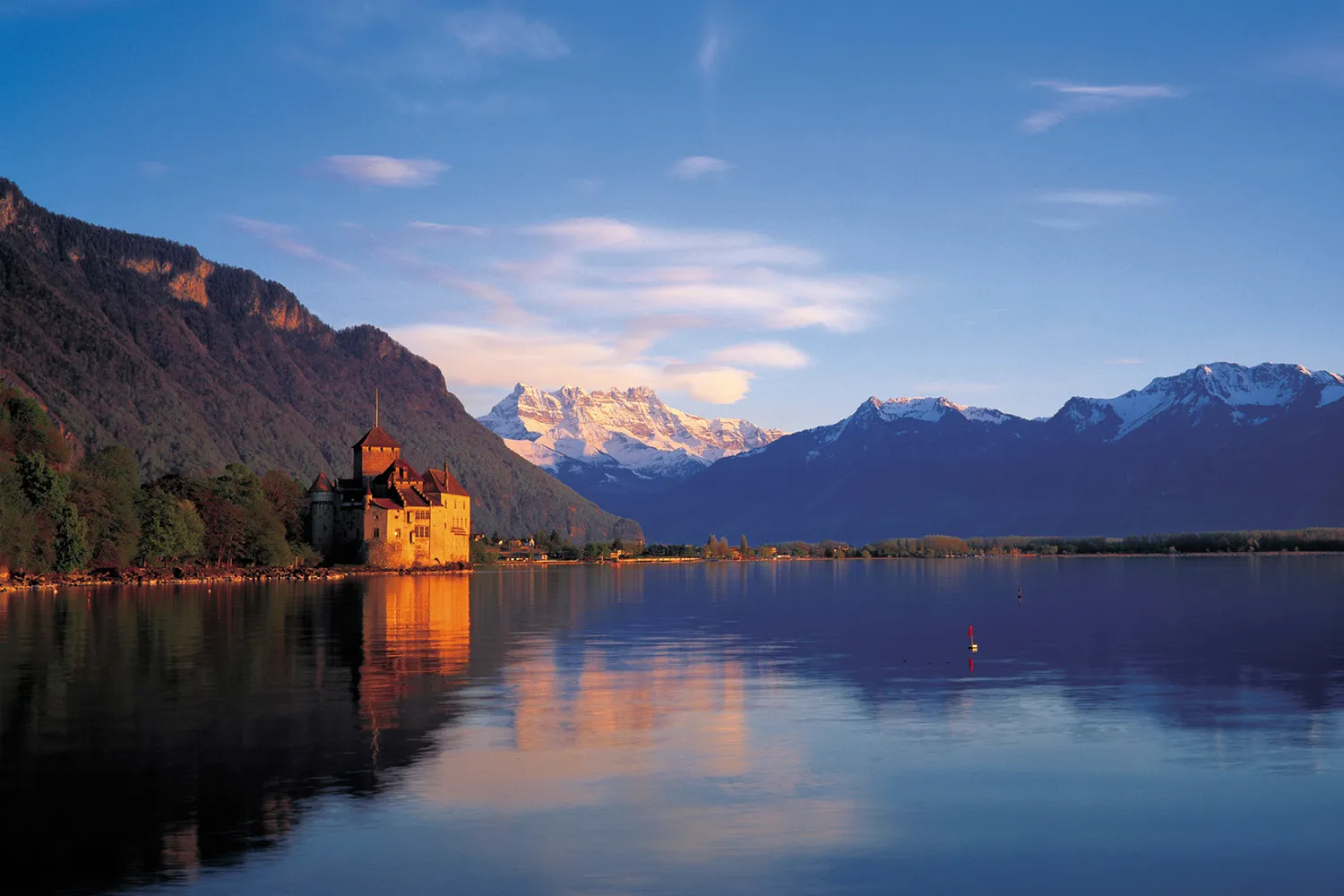 Le Château de Chillon au bord du Léman, les Dents du Midi en arrière-plan