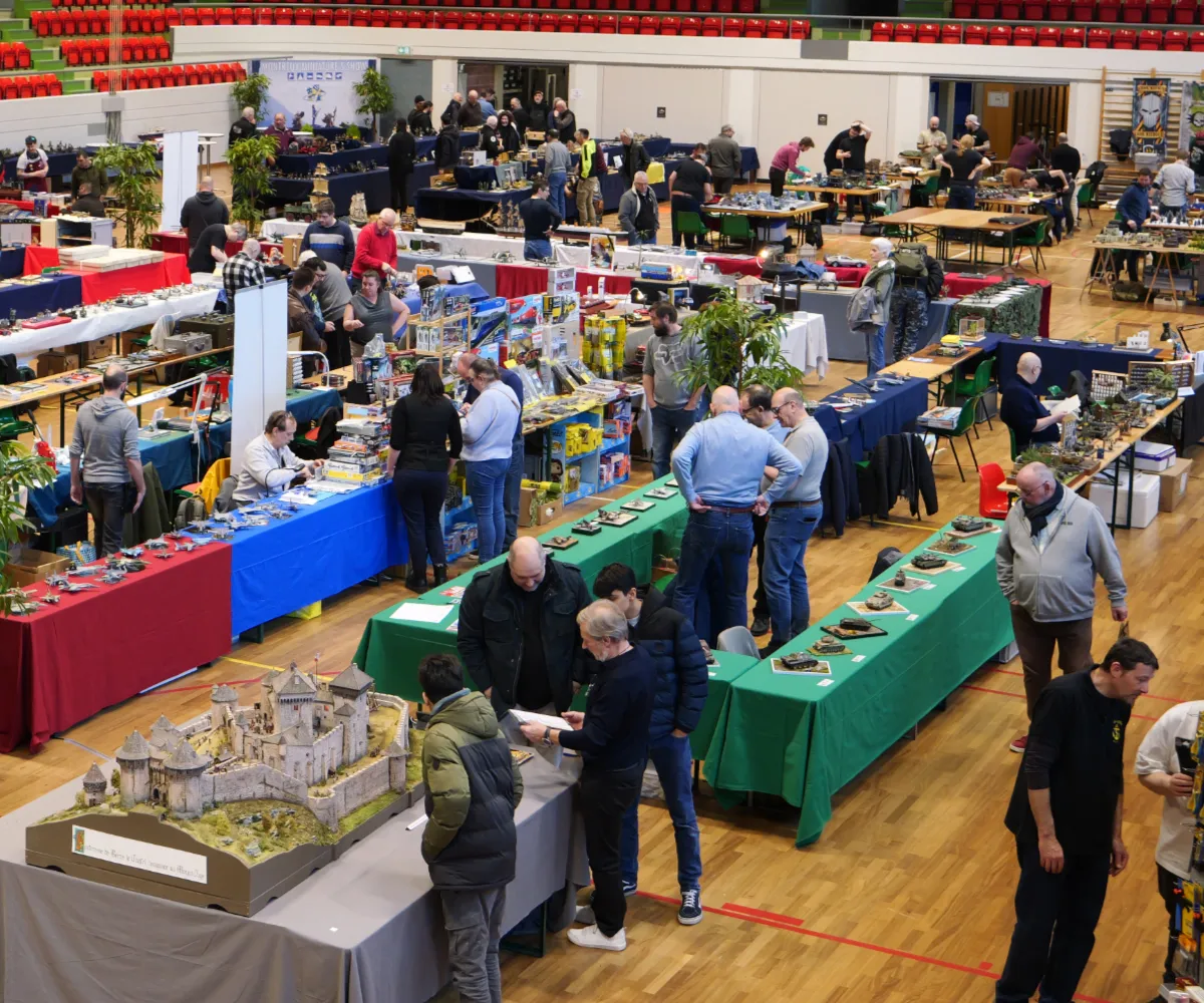 Les stands des exposants et clubs dans la salle Omnisports